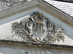 Le fronton de la façade ouest.