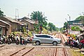 Perlintasan sebidang di Stasiun Krenceng yang selalu terhalang oleh rangkaian kereta yang sedang berhenti.