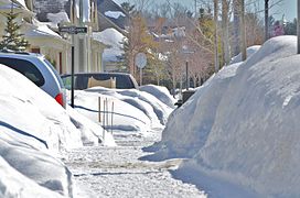 Vỉa hè tại Bãi biển Wasaga, Ontario, Canada bao phủ bởi tuyết