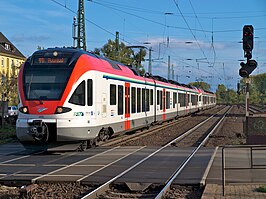 Stadler FLIRT van VIAS rijdt station Mainz-Kastel binnen (2011)