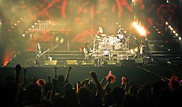 De band op het podium in Hong Kong (2009)