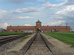 Hlavní brána tábora Auschwitz-Birkenau