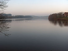 Lago de Bret, vidata de ĝia suda bordo