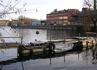 Liljeholmshamen, vy från väst med Nitrolackfabriken i bakgrunden.