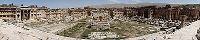 Panorámica del Gran Patio del complejo del templo de Baalbek