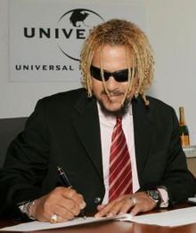 Rosario signing a deal with Universal Music (2004)