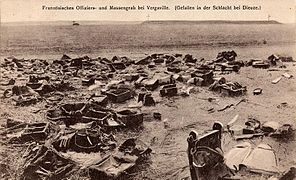 Photo de tas de sacs et de caisses abandonnés sur le champ de bataille.