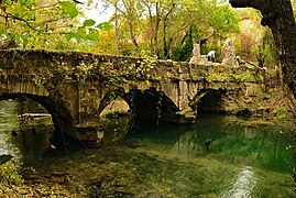 Enjambée par l'aqueduc de Sébastopol.