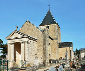 L'église dans son enclos paroissial.