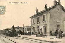 Arrivée d'un train en gare de Candé au début du XXe siècle.