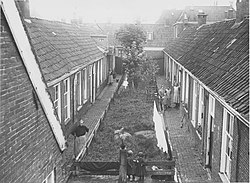 De Driehovenplaats in 1927. De steeg werd rond 1960 gesloopt. Op deze plek ligt nu een stuk bosplantsoen.