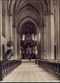 Intérieur de l'église au début du XXe siècle avec sa chaire et ses bancs.