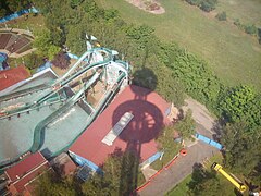 Wildwasserbahn et l'ombre de Top of the World.