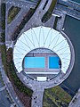 Das Schwimmstadion mit seiner halbmondförmigen Überdachung (März 2018)