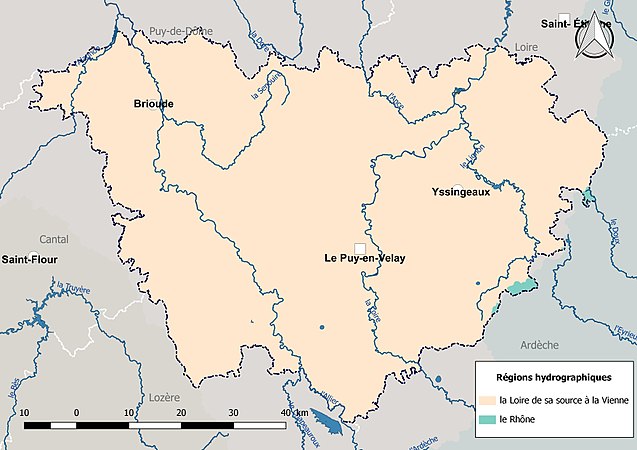 La quasi-totalité du département est incluse dans la région hydrographique « la Loire de sa source à la Vienne ».