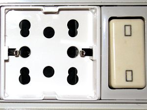 4box side socket combining 1 Schuko and 2 CEI 23-50 P 17/11 bipasso (Italian type plugs)