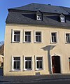 Wohnhaus in halboffener Bebauung und in Ecklage, mit Anbau