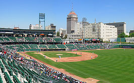 Het stadion met uitzicht op downtown Fresno