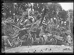 Trophée constitué de canons allemands entassés place de la Concorde à Paris pour le Défilé de la Victoire.