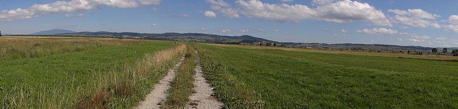 Kotlina Nowotarska w Czarnym Dunajcu. W tle Babia Góra, Działy Orawskie i Beskid Orawsko-Podhalański