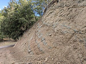 Exposition de dépôts miocènes près du village. Il s'agit d'une séquence de lits d'arkose avec des clastes de granite non-roulés[7].