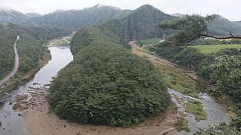 신성계곡 한반도 지형 전경. 멀리 보이는 절벽은 사곡층에 해당한다. 북위 36° 20′ 10.4″ 동경 128° 59′ 05.1″﻿ / ﻿북위 36.336222° 동경 128.984750° ﻿ / 36.336222; 128.984750