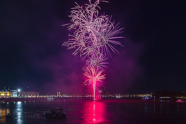 Feu d'artifice du 14 juillet (fête nationale française) tiré sur les quais de Bordeaux.