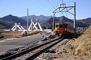 吾妻線岩島駅 - 川原湯温泉駅間。 建設中の新線（左）と旧路線との付け替え部。（2014年1月）