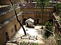 Cour creusée dans le lœss pour un habitat tempéré. Luoyang, Henan.