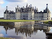 Les douves du château de Chambord sont alimentées par un canal détournant l'eau du Cosson