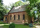 Friedhofskapelle, drei Erbbegräbnisreihen und zwei Grabkreuze, auf dem Friedhof