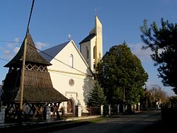 Část obce s dřevěnou zvonicí a Kostelem svaté Máří Magdalény