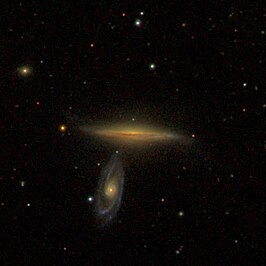 NGC 3534A (boven) en NGC 3534B