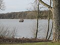 Blick auf den Stausee im Winter