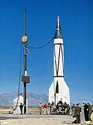 Foguete V-2 de sondagem montado para lançamento no Campo de Teste de Mísseis de White Sands em 1946.