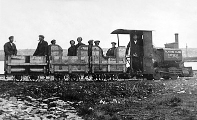 Camber Railway, 1915-1922. A mozdony tartályára kézzel írt „Falkland Island Express” felirat van. A fából készült kocsiszekrények mindkét végén levehető ülések vannak a munkások számára. Az 1. osztály, 2. osztály, 3. osztály és „Smoker” feliratok, nem beszélve a mozdony tartályán lévő feliratról, arra utalnak, hogy az egészet egyfajta tréfának tekintették. A fényképet később egy Falkland-szigeteki 54 pennys bélyegen is felhasználták.