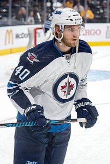 Armia, sur la patinoire, dans la tenue des Jets de Winnipeg tenant son bâton dans les mains. Il porte le numéro 40.