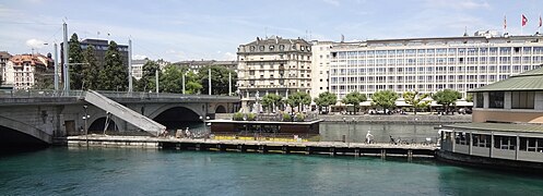 Promenade des Lavandières, avec le bateau-lavoir et à gauche le Pont de la Coulouvrenière