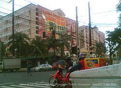 Makabagong pabahay sa kanto ng Abenida Quirino at Kalye Jesus sa Pandacan.