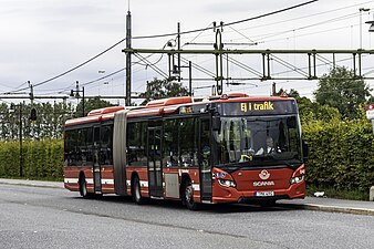 En ledvagn av bussmodellen Scania Citywide i Märsta.