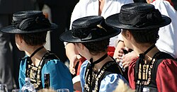 Donne con costumi tradizionali e con "Schäohüte" (cappelli di paglia).