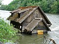 Mulino natante sul fiume Mura a Mureck, Austria.