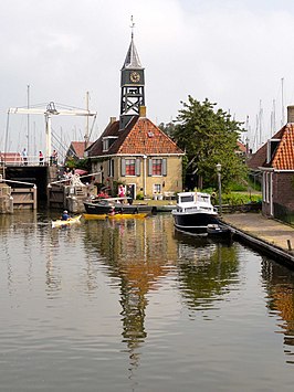 't Oost 12 - De sluiswachterswoning in Hindeloopen met het karakteristieke torentje, gelegen bij de schutsluis