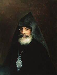 Peinture à l'huile présentant le portrait d'un homme à la barbe grise, portant une capuche et des vêtements noirs, des lunettes rondes et un pendentif imposant autour du cou.