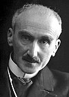 Le visage de Bergson - tête où les cheveux se font rare, large front, regard doux, moustache avec, au-dessous, l'éternel col cassé blanc - envahit presque tout le cadre de cette photo de 1927.