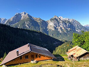 Plumsalm vor Roßkopfspitze und Ruederkarspitze