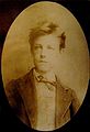 Étienne Carjat : Arthur Rimbaud en octobre 1871. Il existe plusieurs tirages de cette photographie, conservés à la Bibliothèque nationale de France et au musée Arthur Rimbaud.