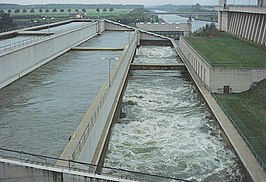 De spaarbekkens van de oude sluis