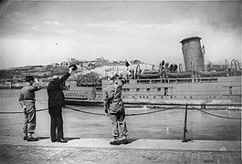 Fergen «Ben-my-Chree» deltok ved evakueringen fra Dunkerque, og ved invasjonen i Normandie, her ved Dover i juni 1944 (stor versjon)