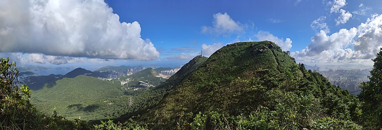 馬鞍山郊野公園有多座高山。圖為象山及飛鵝山。